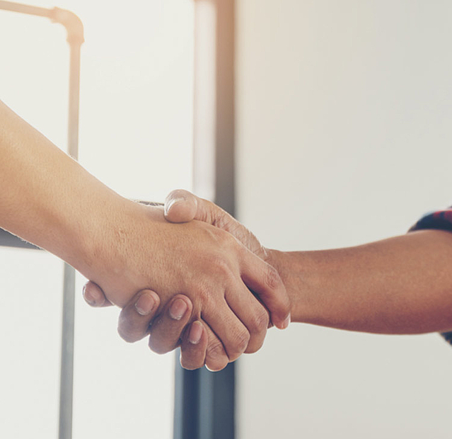 Handschlag zwischen Handwerker und Auftraggeber. Konzept des gemeinsamen Arbeitens bis zum Erfolg.