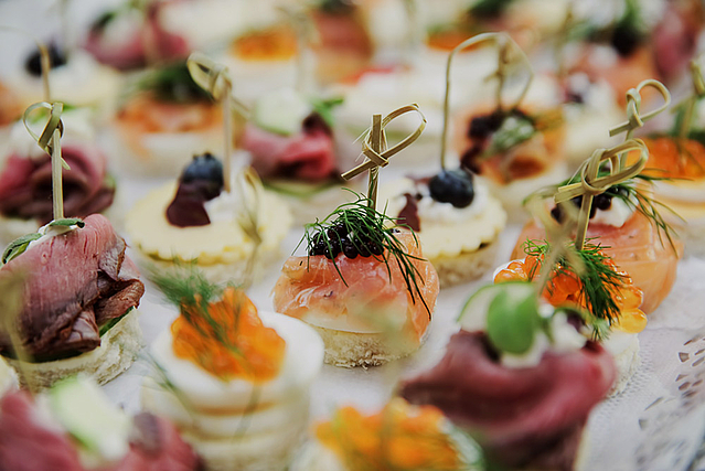 Auf dem Bild sind Fingerfood-Delikatessen zu sehen, welche präzise, mit frischen und hochwertigen Zutaten, zubereitet wurden.