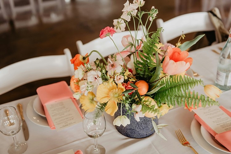 Blumendeko auf einer Hochzeit