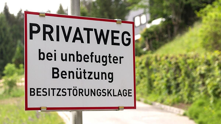 Privatweg – mit Klage drohendes Hinweisschild