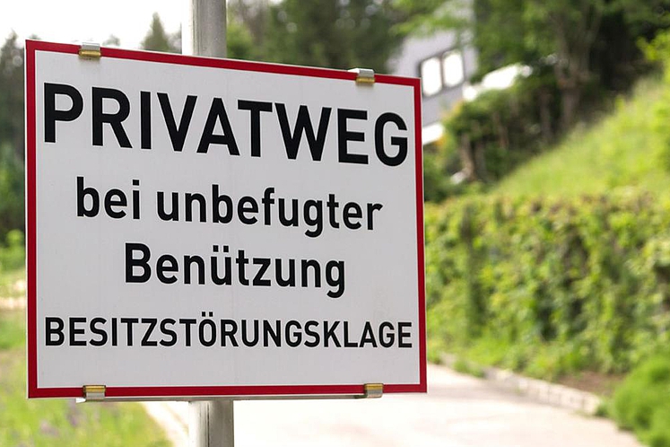 Privatweg – mit Klage drohendes Hinweisschild