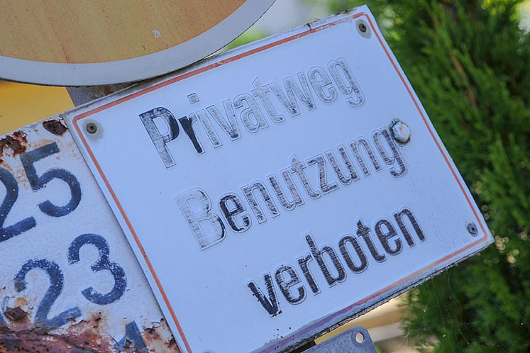 Ein Schild mit der Aufschrift „Privatweg Benutzung verboten“