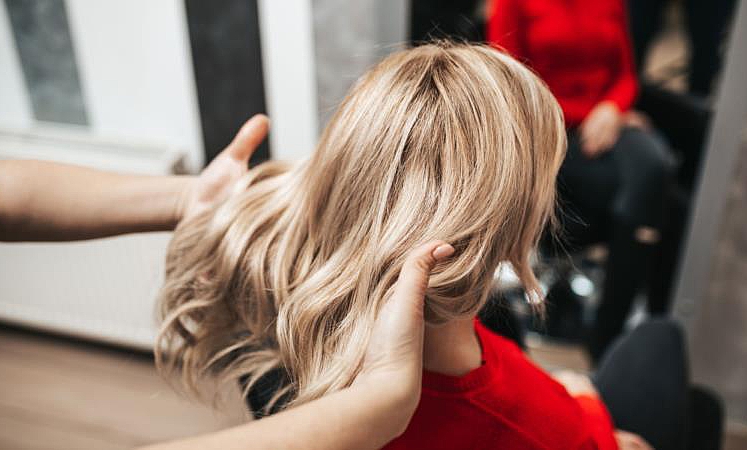 Natürliche Blondierung beim Hairstylisten