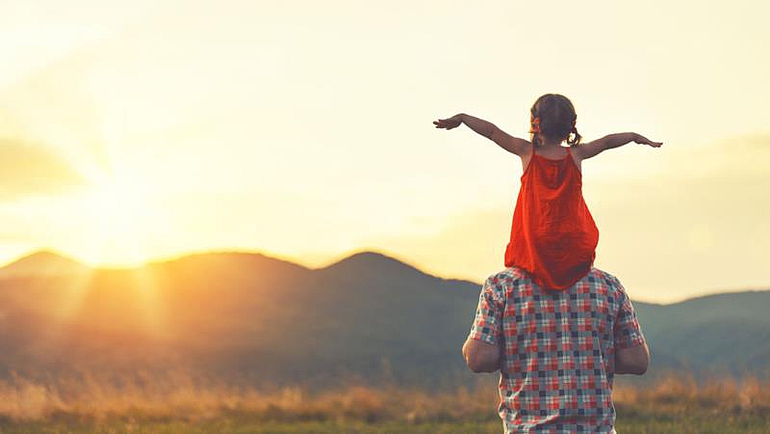 Tochter sitzt auf Schultern ihres Vaters: Die Rechte und Pflichten von Eltern gegenüber ihren Kindern sind vielfältig.