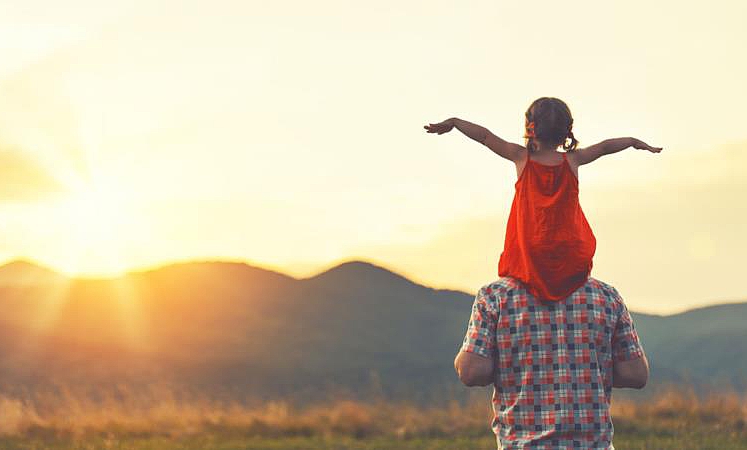 Tochter sitzt auf Schultern ihres Vaters: Die Rechte und Pflichten von Eltern gegenüber ihren Kindern sind vielfältig.