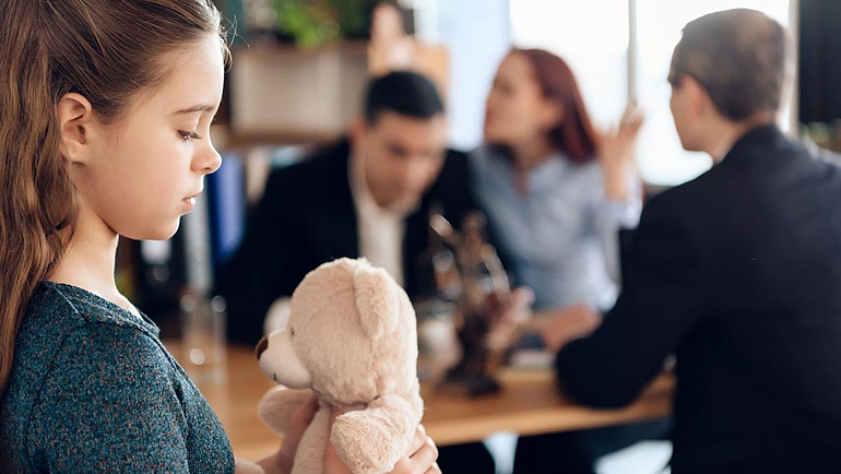 Kind mit streitenden Eltern beim Anwalt: Den Eltern wird das Sorgerecht entzogen, für das Kind ein Vormund bestellt.